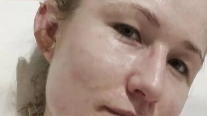 Ich knete meine kleinen Titten in der schaumigen Badewanne