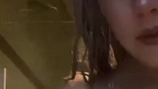 SCHAU mal her Wie ich mich anfasse und dir meinen Koerper praesentiere