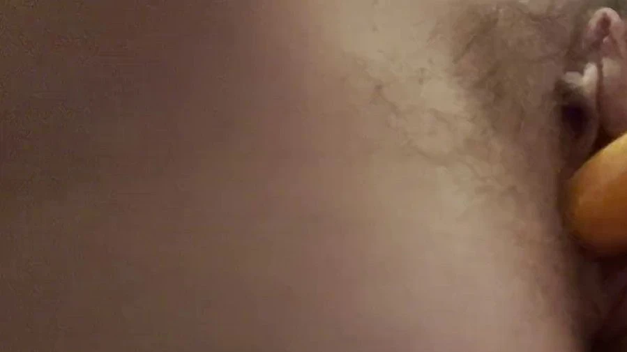 Ich fingere mich mit einer Karotte und bin 2mal gekommen