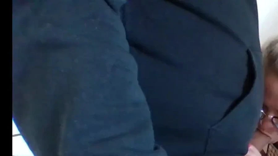 Beim streamen erwischt und ins Maul gefickt Ich bin einfach die geilste Milf ohne Ton