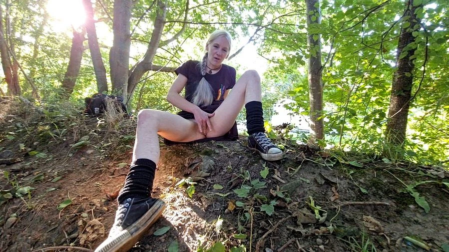 Public Selbstbefriedigung die Strasse hinter mir und vor mir der Wanderweg