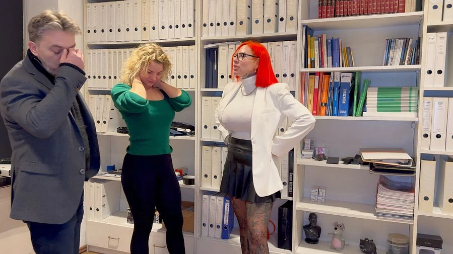 Spinnt die Azubine mit Chef erwischt Das wird sie bereuen