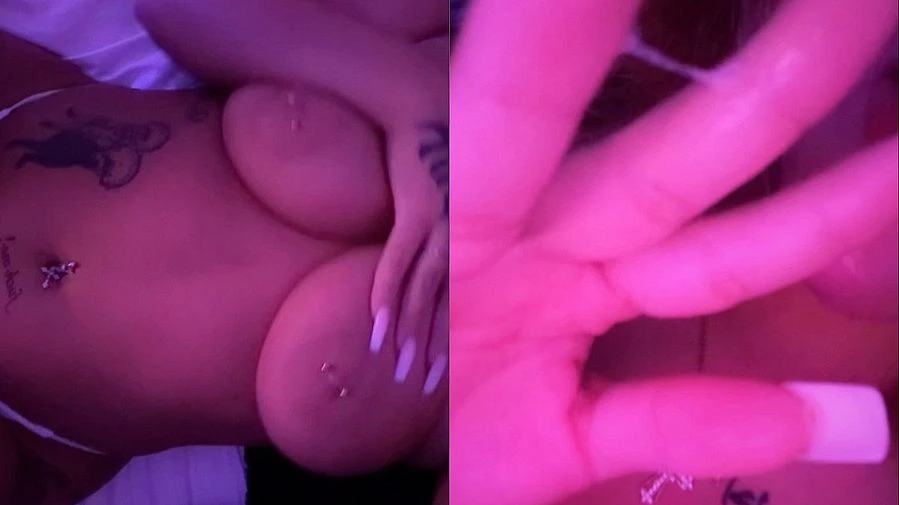 hot blonde teen macht es sich zum ersten mal vor der kamera selbst