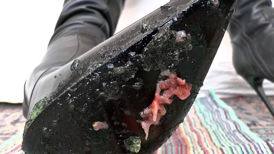 Rauchende Herrin und gruenes Dessert von Stiefelsohlen POV Clip Teil 2 Lady Victoria