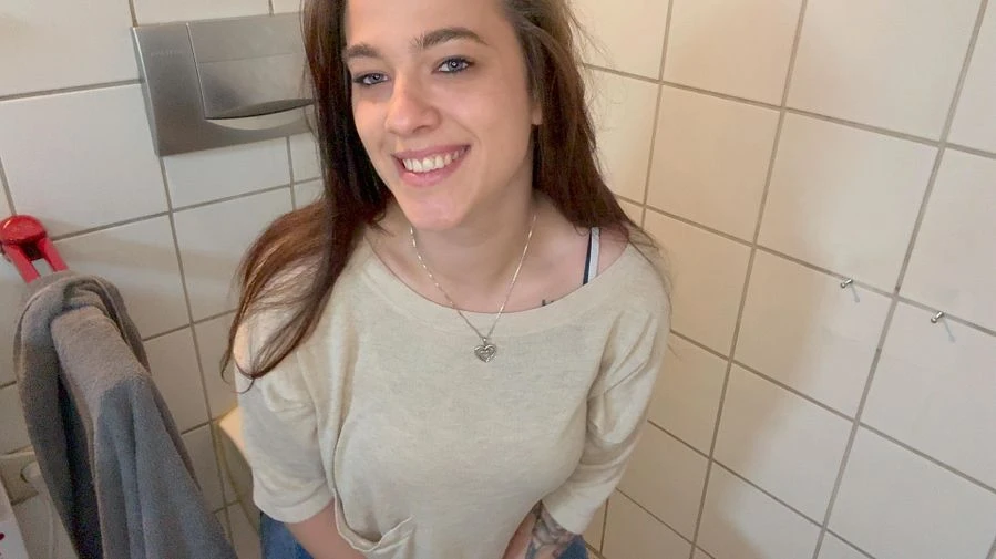 Mutprobe eskaliert ECHTER Orgasmus auf oeffentlicher Toilette