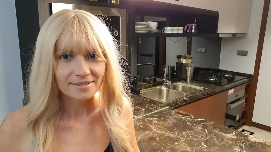 Knallhart Nachbar fickt mich waehrend seine Alte nebenan ist und spritzt mir voll in die Pussy