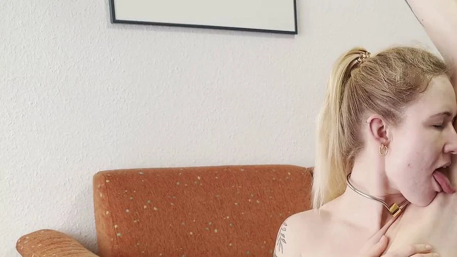 Ich lecke an meinen Achseln und spiele mit meinen harten Nippeln