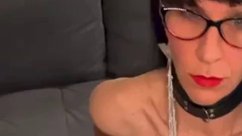 Klammern an den Titten und Dildo gefickt