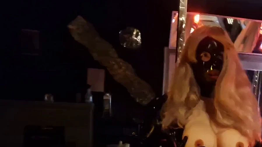 Rubberslut Anal training