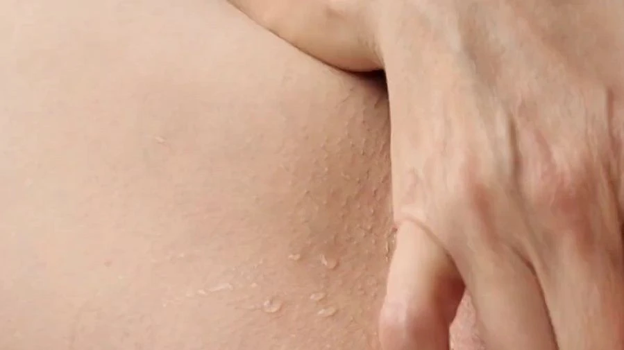 kleine piss Schlampe besorgt es sich am Fenster und pisst aus dem Fenster hat mich jemand gesehen