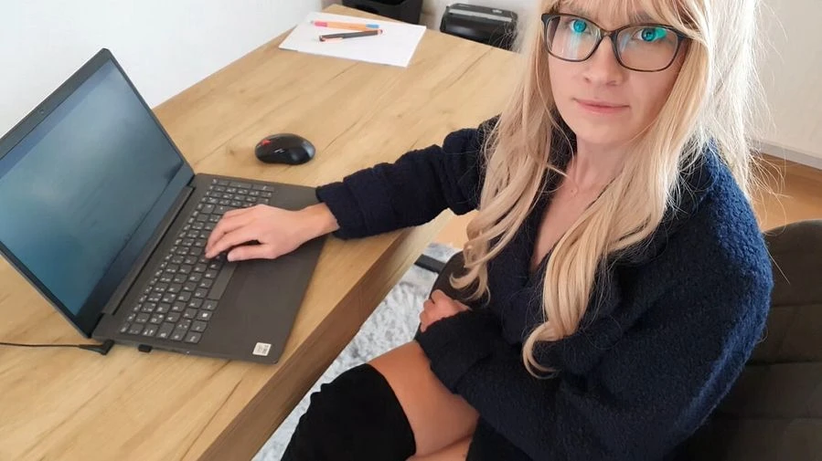 SPERMA GEILE BUeROSCHLAMPE Mein Chef spritzt mir tief rein Duerfen jetzt auch noch seine Kunden ran