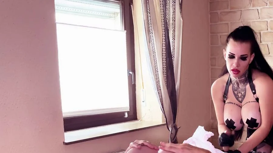 Lady wichsen Sissy Schwanz ins Esstisch