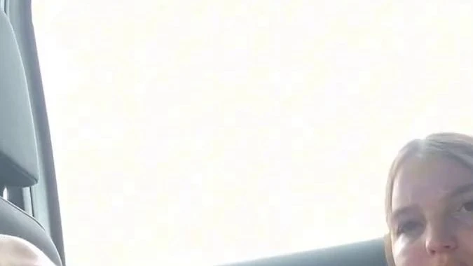 So horny waehrend dem einkaufen geile SB Action im Auto