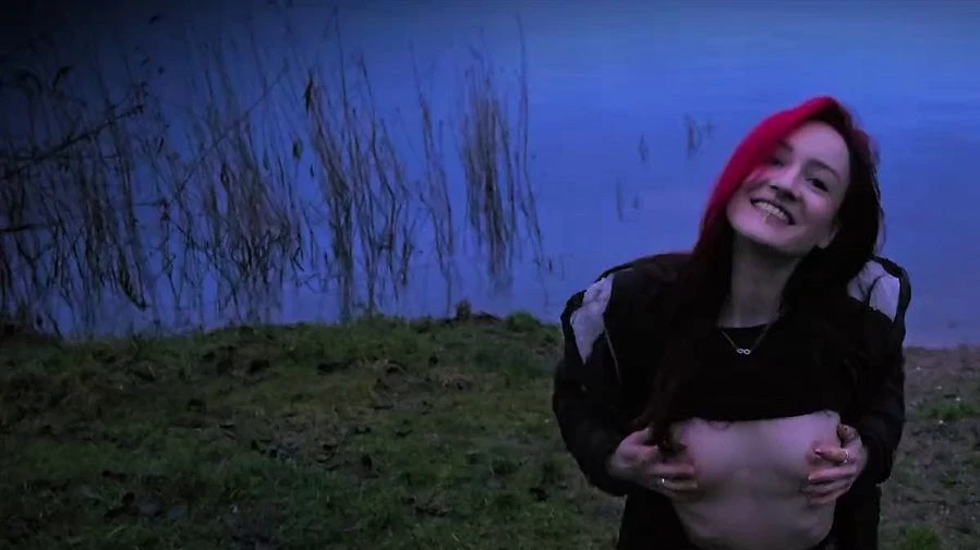 Ich lasse mich Outdoor am See anspritzen Zum Glueck wurde ich nicht erwischt