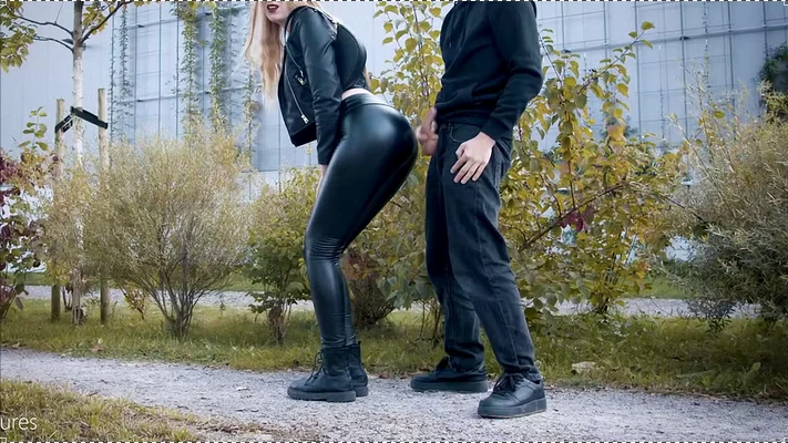 Er spritzt auf meine Latexleggins in der Oeffentlichkeit clothedpleasures