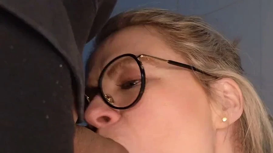 Kehlenfick Nahaufnahme einfach nur unfassbar was in mein Maul passt