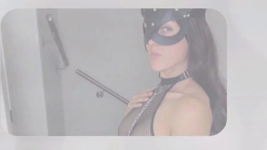 Ich ziehe mich fuer dich aus und zeige mich sehr gerne nackt