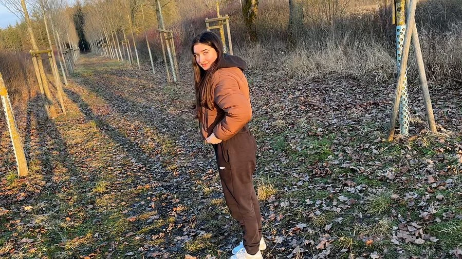 Ich musste so dringend Beim spazieren gehen auf die Allee gepisst