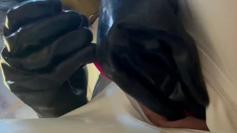 Weisses Latex und Gummistiefel machen mich richtig geil