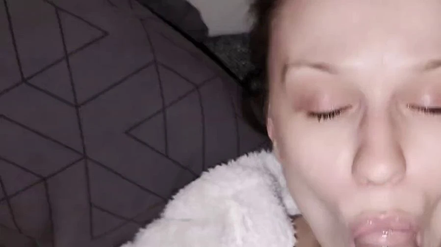 Er weckt mich mit seiner riesen Latte nur POV fuer euch