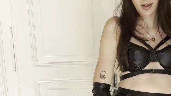 Ich bin heute ein geiler schwarzer Hase und immer auf der suche nach EIERN am besten prall gefuellte