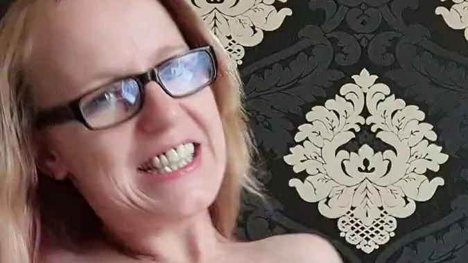 Geile Lack Bitch besorgt es sich hart