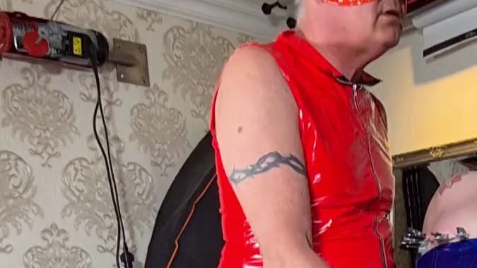 Muss ein blaues Lackoutfit anziehen zur Titten und Fotzen Tortur