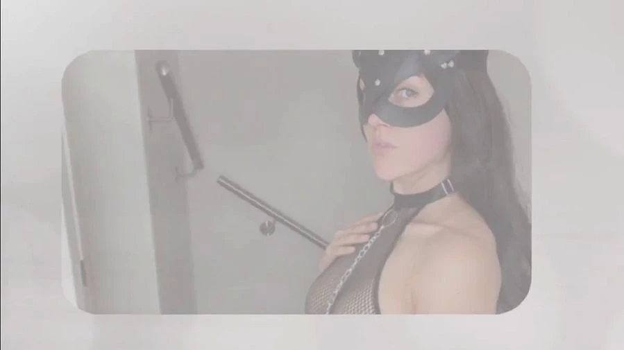 Geiler Dildoritt im Bad bei jedem Stoss wird er feuchter