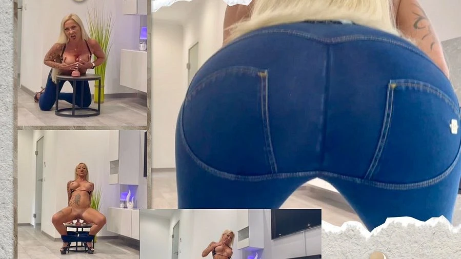 Knallenge Jeans Plug im Arsch und dabei das Dildogeschenk vom User getestet