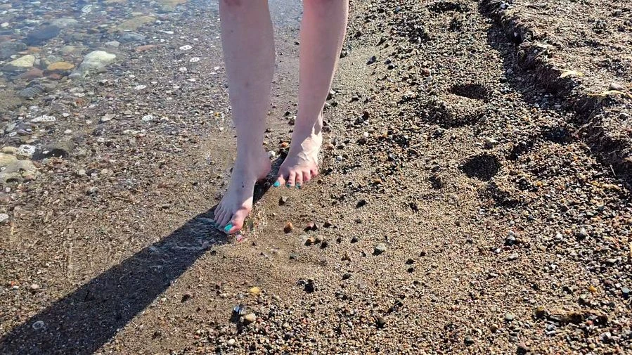 Feuchte Fussspiele am Strand feuchter Sand und geile Fuesse