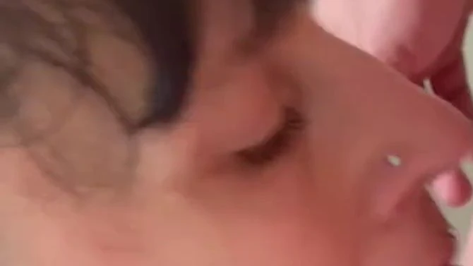 Ein Kunde filmt wie er meinen Mund fickt mit schlucken