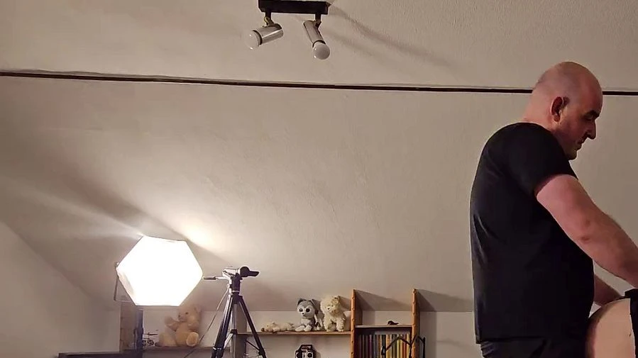 Dark Nuts sitzt auf ihrem Tron und wird Verwoehnt von der gefickten Sklavin