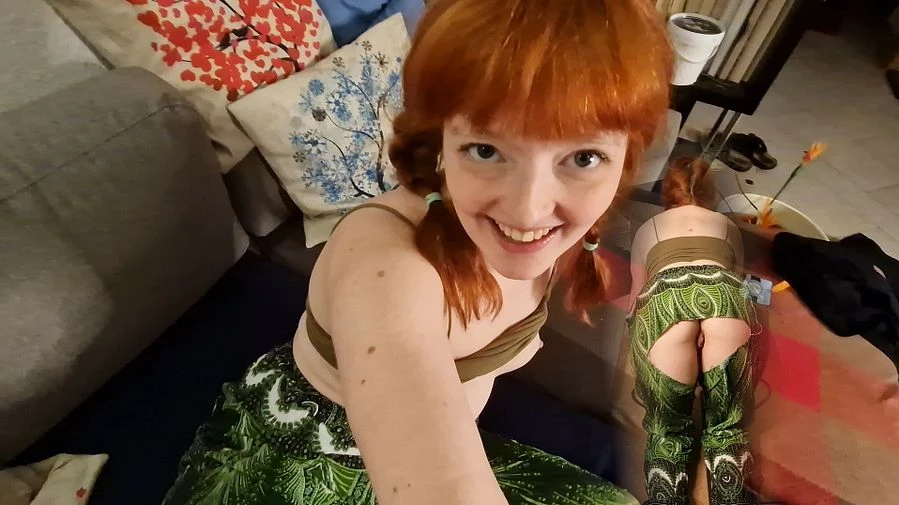 POV Du erwischst mich beim Yoga in einer Hose mit Loch