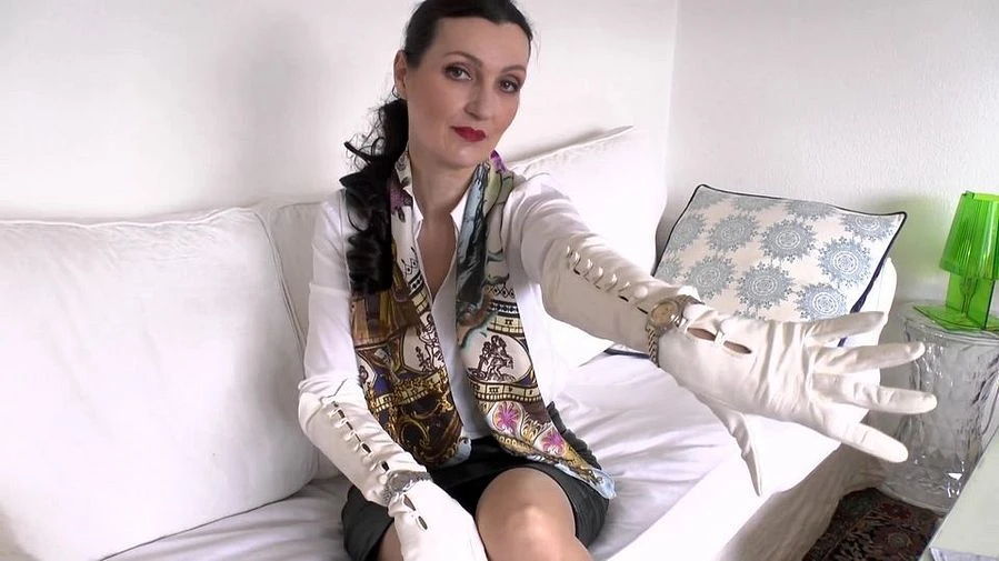 Diverse Luxus Armbanduhren und lange weisse Lederhandschuhe Joi Lady Victoria