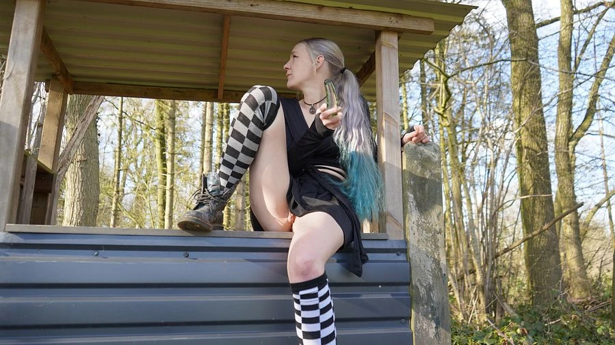 Lichtspiele im Glasdildo Geiles Solo im Sonnenlicht im Wald