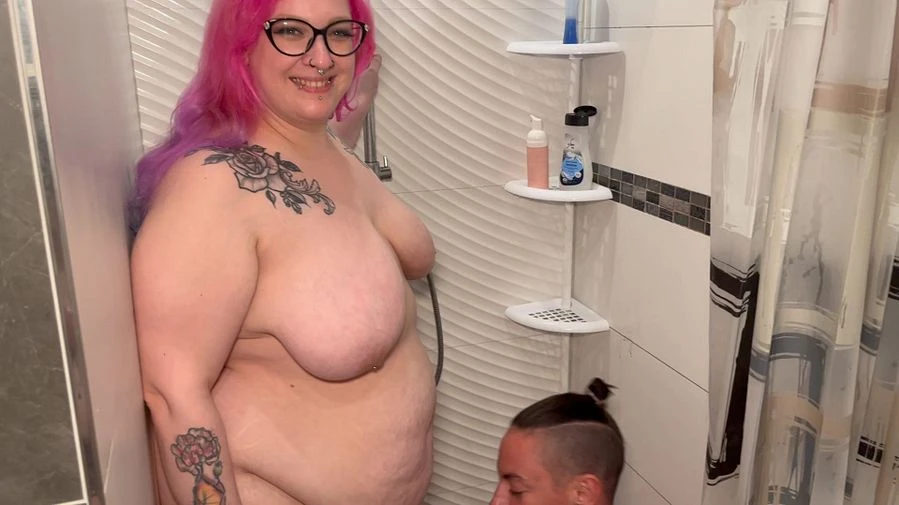 Ich pisse Alex auf den Kopf und dusche ihn danach ab