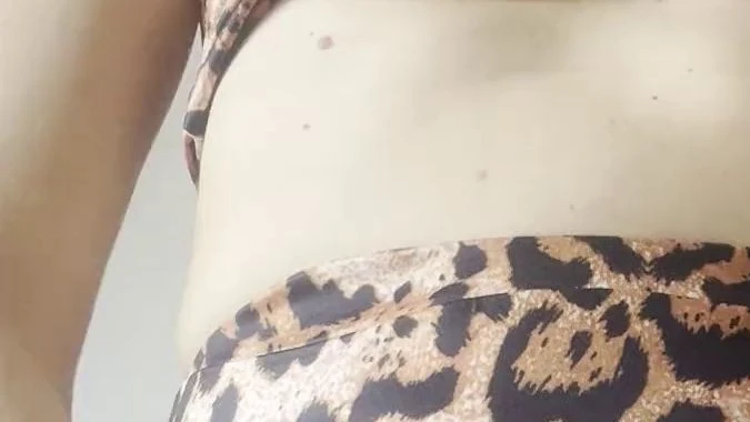 Das Buschkaetzchen zeigt ihre Buschfotze und Ihre Nylonfuesse