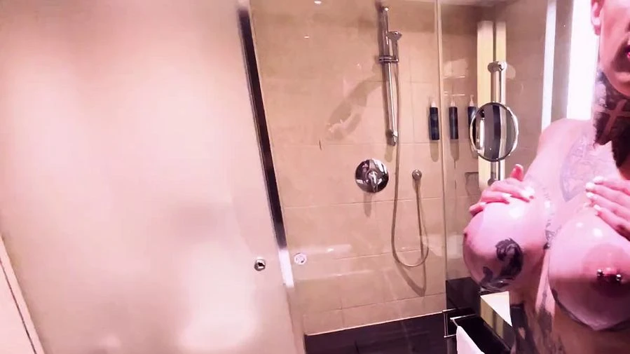 Heisses Pornostar Model braucht einer Oelmassage mit ganze Koerper zu entspannen