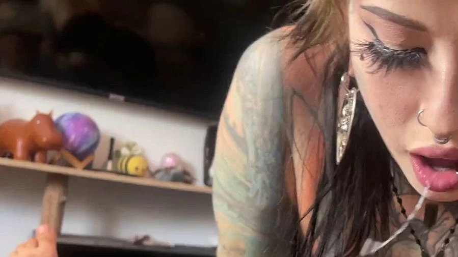 Goth Schlampe will dein Sperma