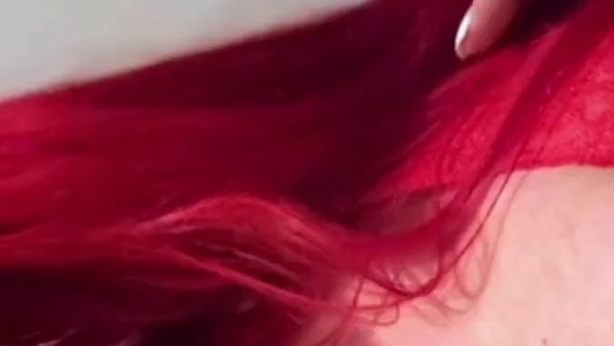 Im roten Body gepisst