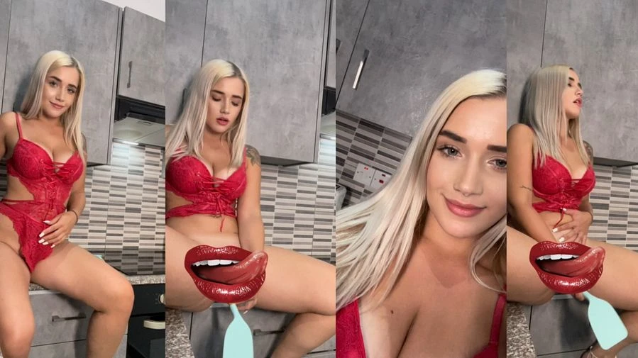 Ich schiebe mir einen Pfannenwender in meine kleine nasse Pussy