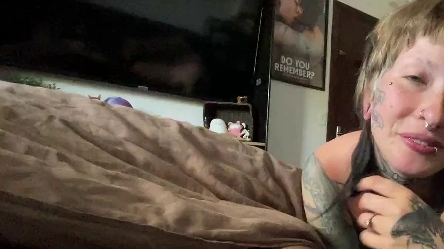 Goth Schlampe reibt deinen Schwanz