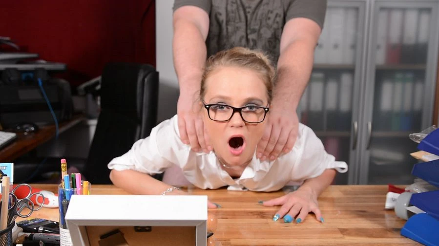 Erwischt bei der Arbeit und gleich hart fickt