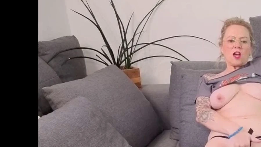 Mia fingert sich zum Hoehepunkt Wichst du mit mir