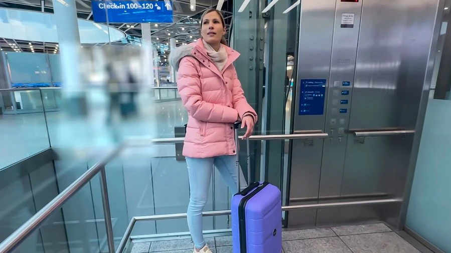 Spritz mir auf mein Arschloch und das Foetzchen bevor ich in den naechsten Flieger steige