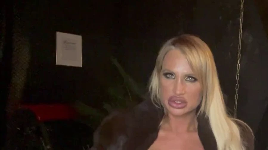 Wichs fuer deine rauchende Goettin in Pelz