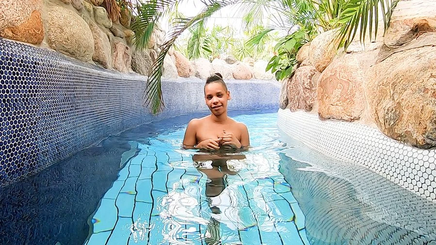 LARA SPUeRT DAS RISIKO GEHEIMER SCHWIMMBAD FICK UNTER WASSER