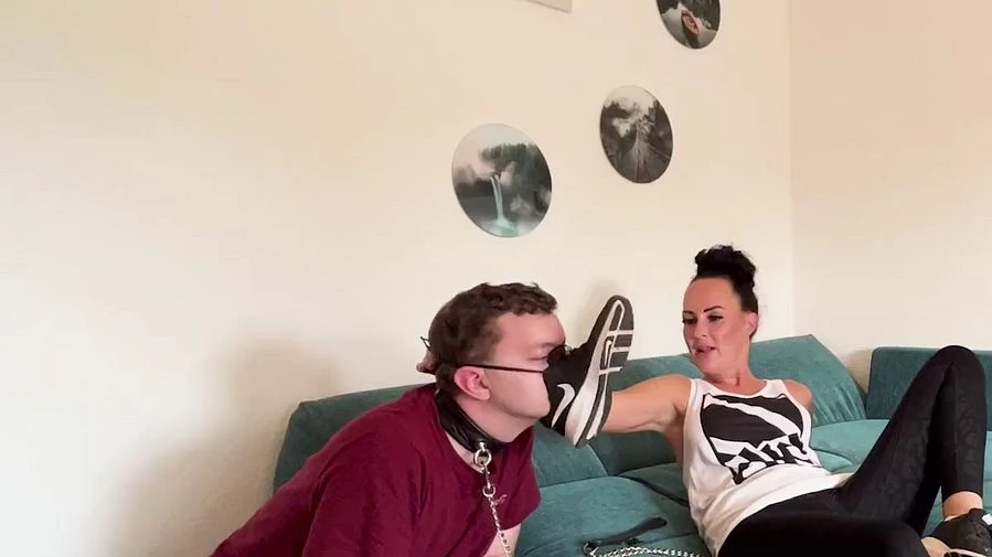 Schwitzige Fuesse fuer den Fusssklaven