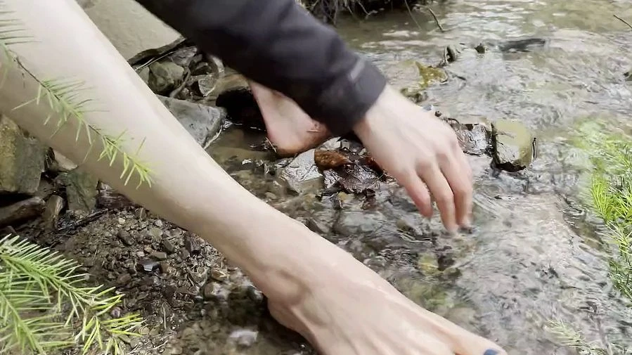 Ich kuehle meine huebschen Fuesse