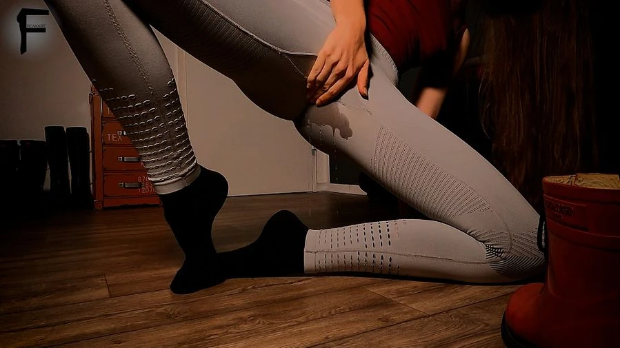 Graue Sporthose einnaessen